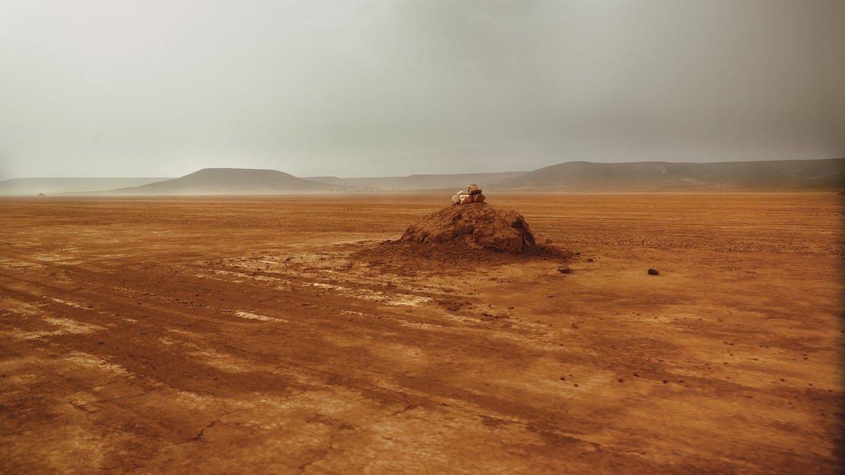 Le désert entre les villes de M’Hamid et Foum Zguid au sud du Maroc.
