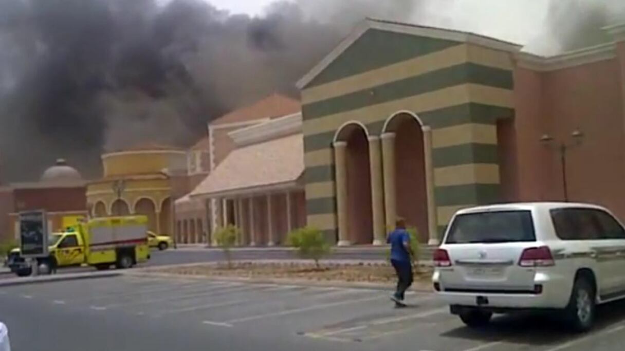 La zone industrielle de Doha en proie à un incendie ravageur.
