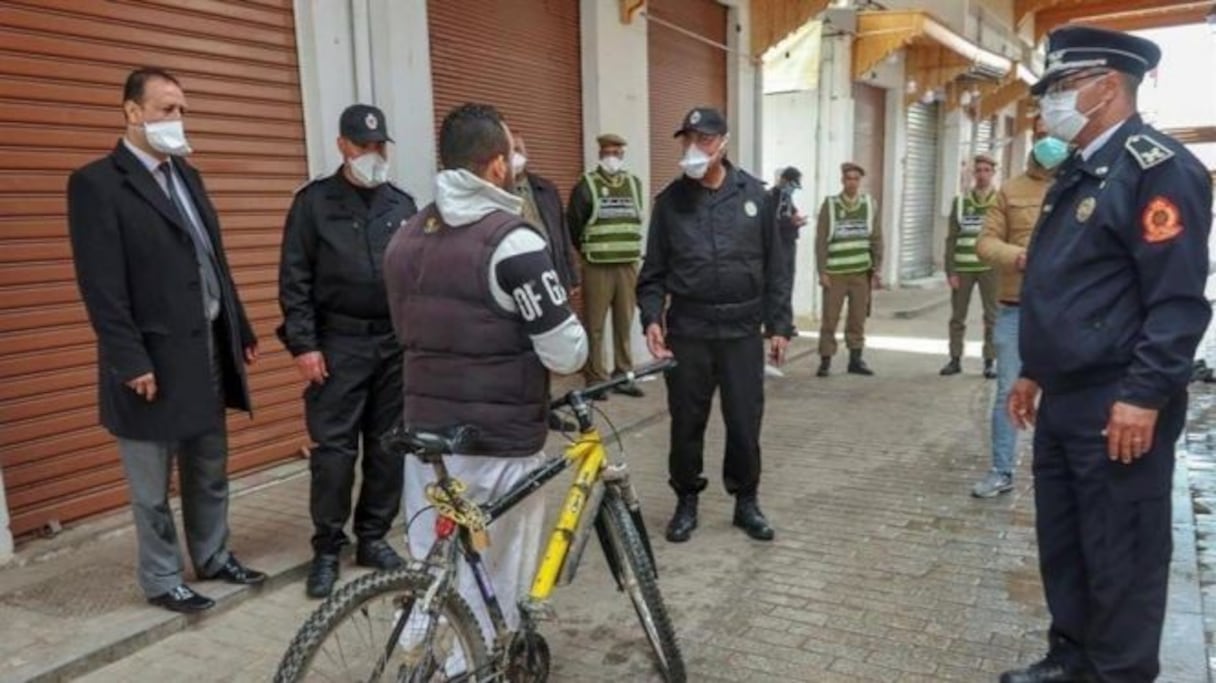 La rue n°13 du quartier Bouchentouf à Casablanca est fermée et gardée par les autorités. 
