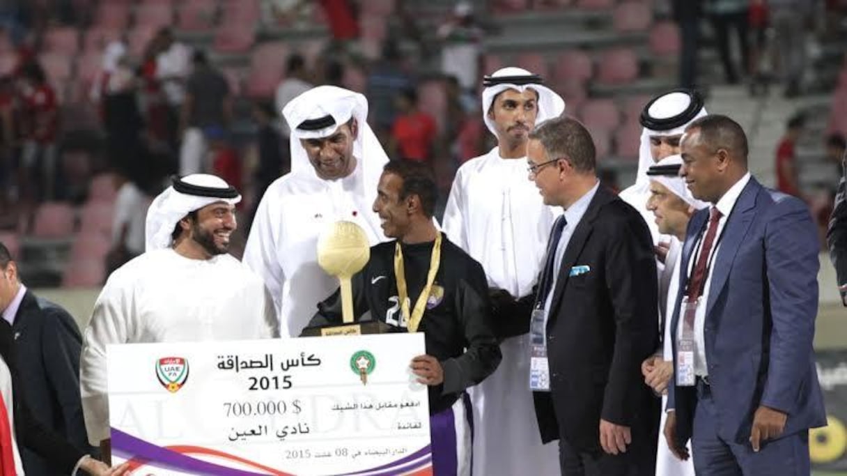 Les joueurs d'Al-Aïn recoivent le fameux chèque de 700.000 dollars dévolu au vainqueur de la Coupe de l'amitié. 
