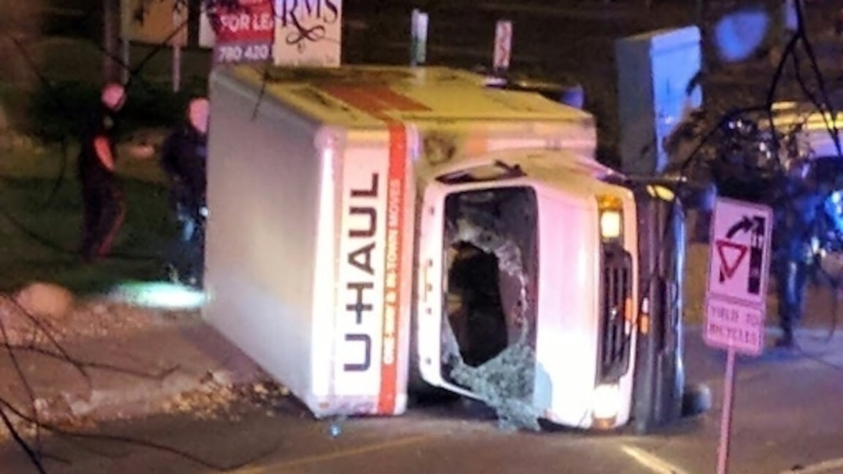 La camionnette utilisée par l'homme qui a agressé un policier à l'arme blanche à Edmonton, au Canada, le 1er octobre 2017. 
