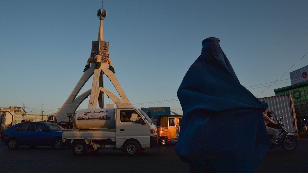 Une femme en burqa marche le long d'une route à Herat le 21 septembre 2021.
