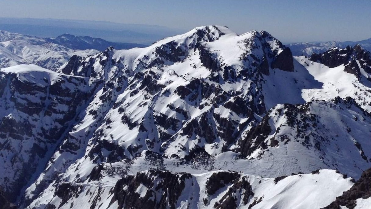 Neiges éternelles du jbel Toubkal, à 4.167 mètres d'altitude, Haut Atlas. Point culminant du Maroc et de l'Afrique du Nord, il est situé à 63 km au sud de Marrakech, dans la province d'Al Haouz, à l'intérieur du parc national qui porte son nom.
