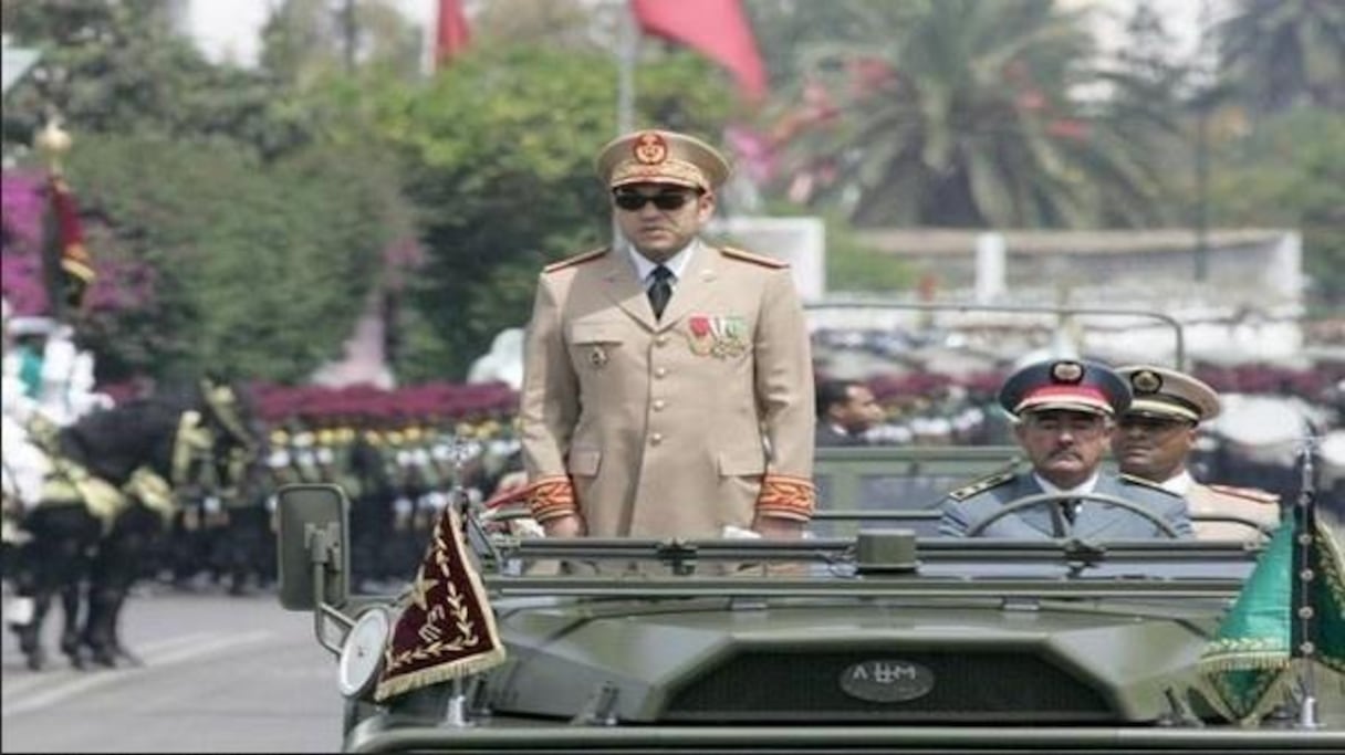 Le roi Mohammed VI, chef suprême, chef d'état-major des Forces armées royales. 
