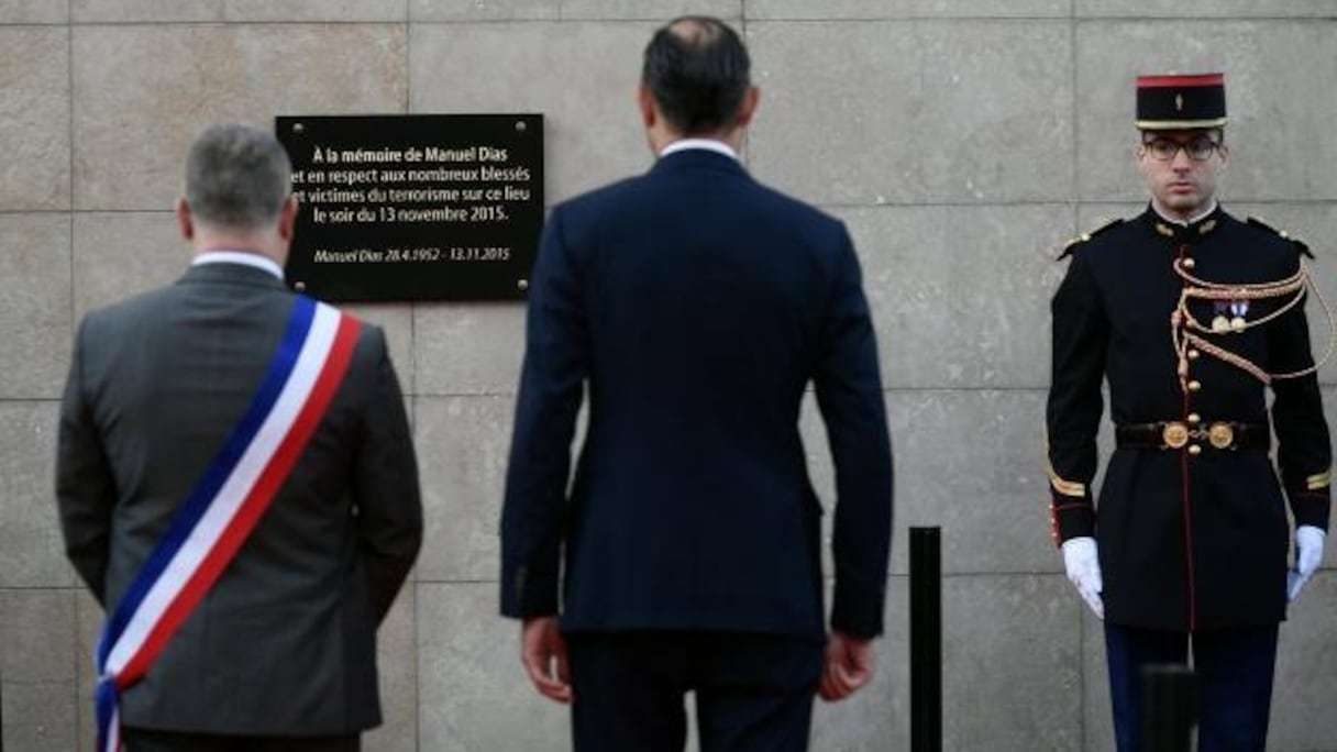 Edouard Philippe, le Premier ministre, se recueille devant une plaque en mémoire des victoires.
