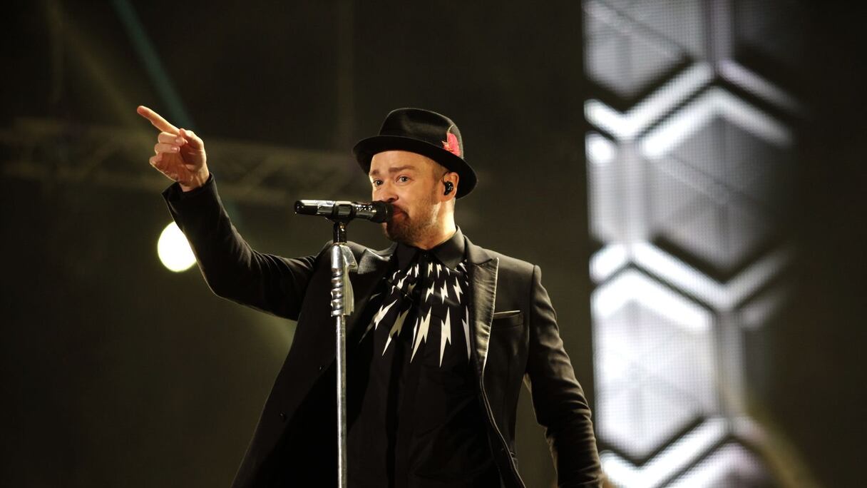 Et il ne le décevra pas. Justin Timberlake enchaîne les tubes et emballe le public qui se rappellera de ce premier concert de la star au Maroc. Nul doute que l'artiste se souviendra aussi de cette folle complicité, ardente et généreuse, qu'il a partagée ce soir-là avec ses fans. 
