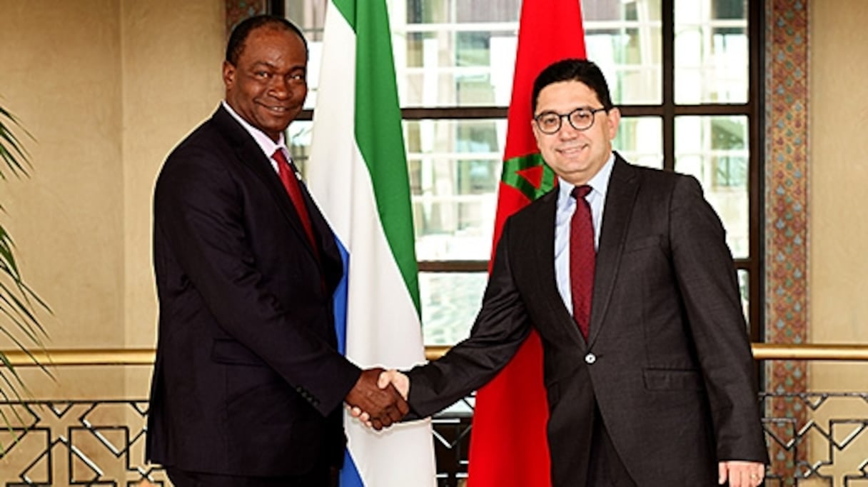 Le ministre des Affaires étrangères et de la coopération internationale, Nasser Bourita, et l’émissaire du président de Sierra Leone, Samura Kamara, vendredi 29 décembre à Rabat.
