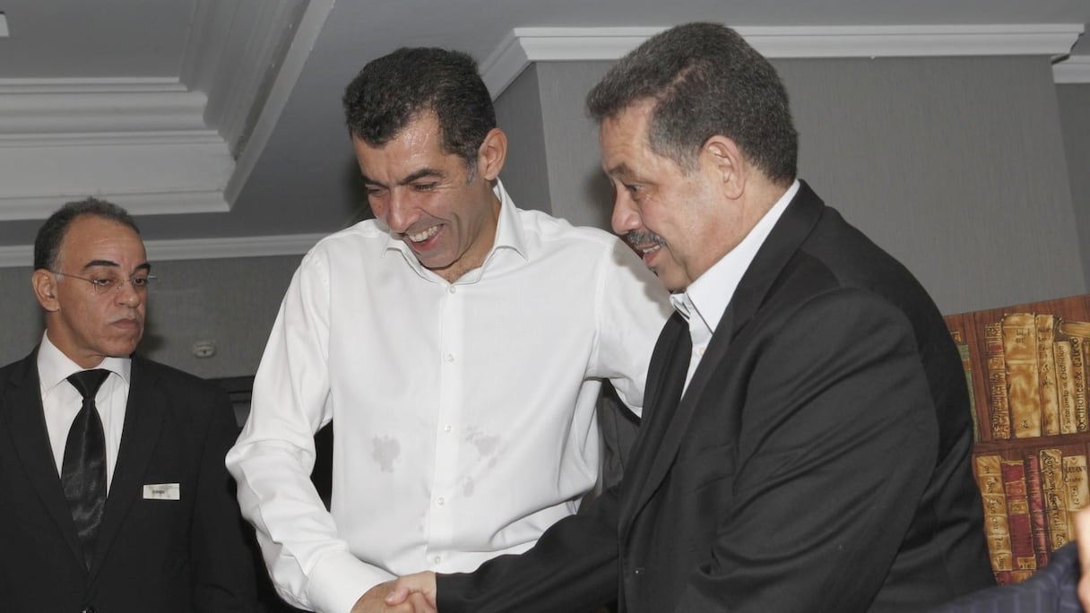 Adil Douiri, l'économiste en chef de l'Istiqlal, en compagnie de Chabat. Les deux hommes se saluent sans se regarder. Leurs pensées vont déjà vers la loi des finances. 
