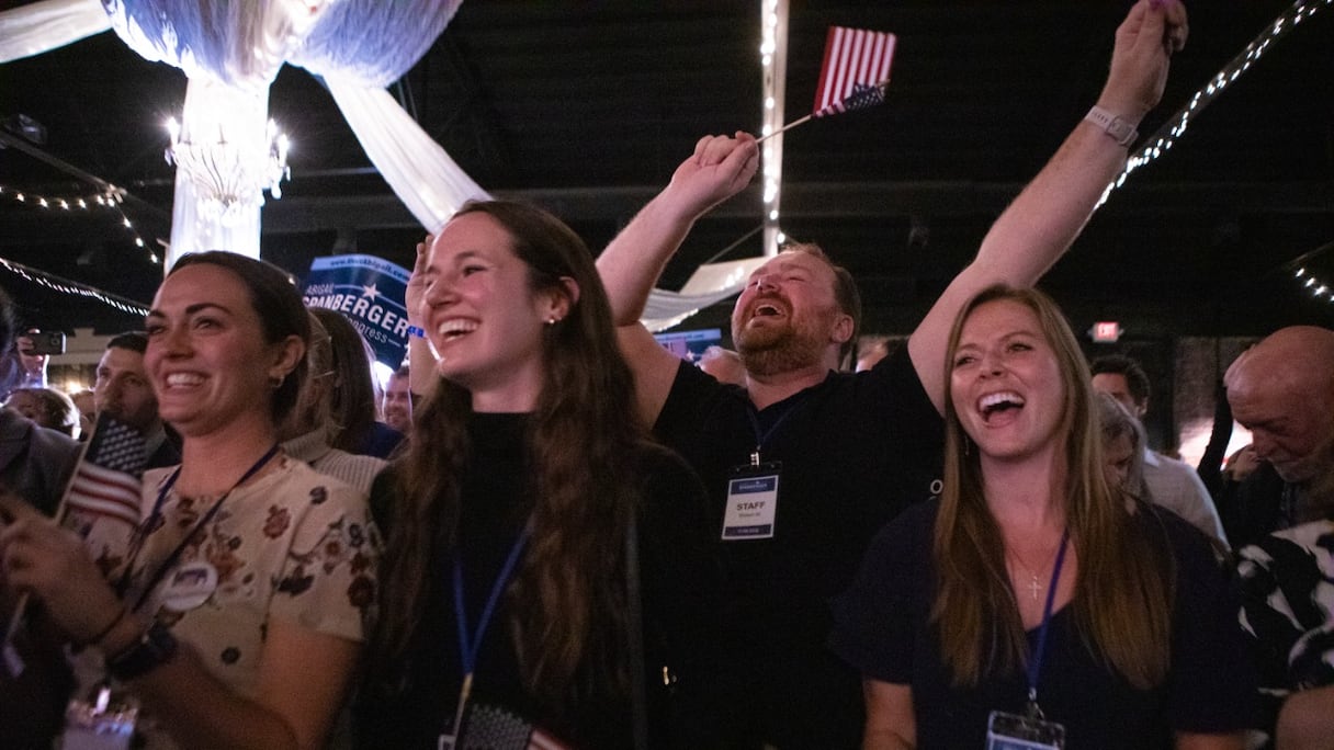 Les partisans de la républicaine Abigail Spanberger célèbrent sa victoire au cours d'une soirée électorale le 8 novembre 2022 à Fredericksburg, en Virginie.
