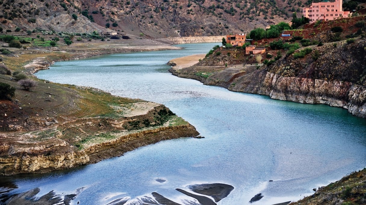 La rivière Oued n’Fis serpente devant une petite ville du Haut Atlas.

