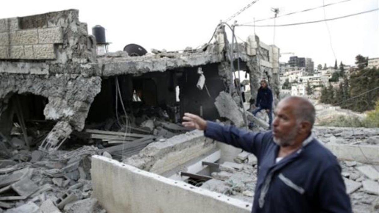 Un Palestinien montre les décombres de sa maison détruite par les forces de sécurité israélienne, le 6 octobre 2015 à Al-Qods.
