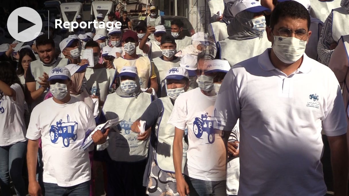 Mehdi Bensaïd et une foule de militants du PAM ont fait campagne le 4 septembre 2021 dans la circonscription de l'Océan, à Rabat, où le leader de ce parti est candidat aux législatives. 
