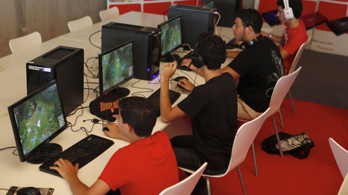 Seul sur son ordinateur mais jouer avec d'autres dans un monde virtuel, c'est ça de jouer en réseau. Certains gamers en sont complètement accros.
