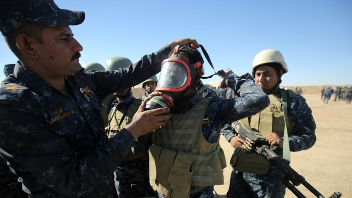 Des combattants se préparent sur la base militaire de Qayyarah, à 60 km de Mosoul le 16 octobre 2016.
