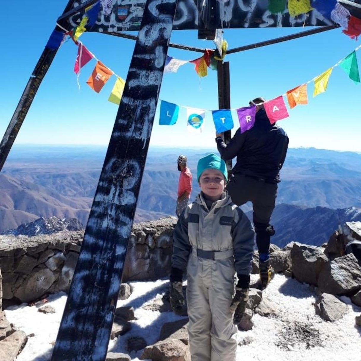 Joshua Davison, 6 ans, a réussi à esclader le Toubkal, plus haut sommet du Maroc.
