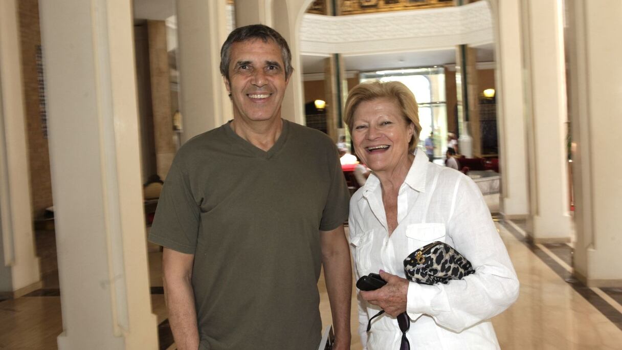 Jolie rencontre, dans le hall du palace, avec Julien Clerc, venu assister au gala. 
