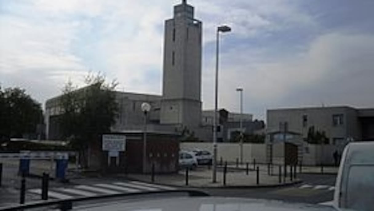 Mosquée d'Évry-Courcouronnes, située à vingt-six kilomètres au sud-est de Paris. Elle est gérée depuis 1994 par le recteur Khalil Merroun. 
