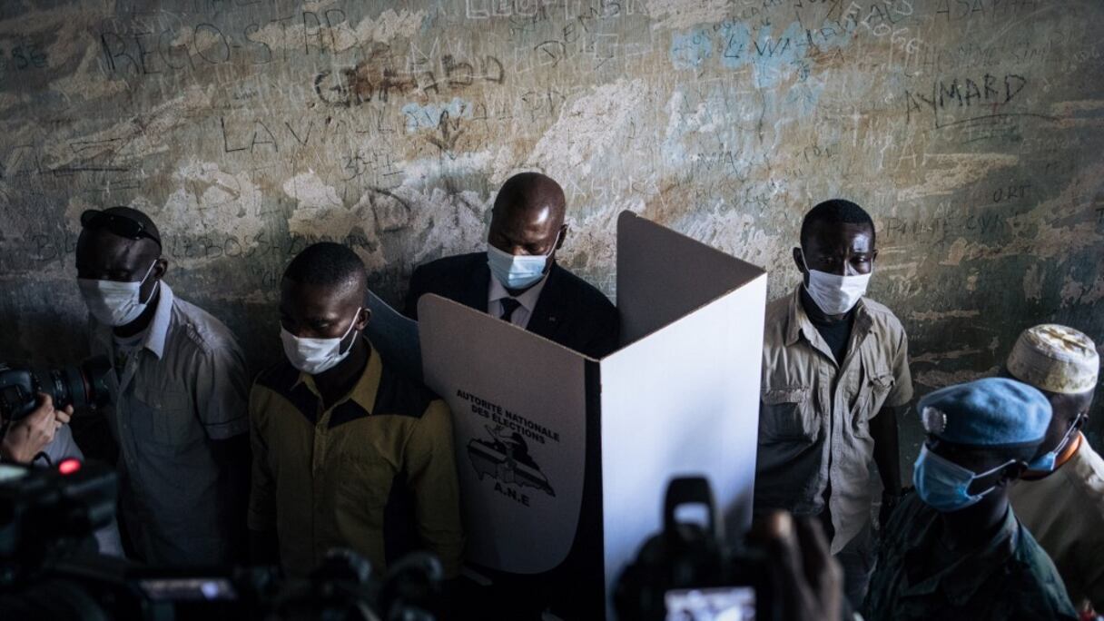 Le président centrafricain Faustin-Archange Touadéra dans l'isoloir pour faire son choix, lors des élections de ce dimanche 27 décembre 2020.
