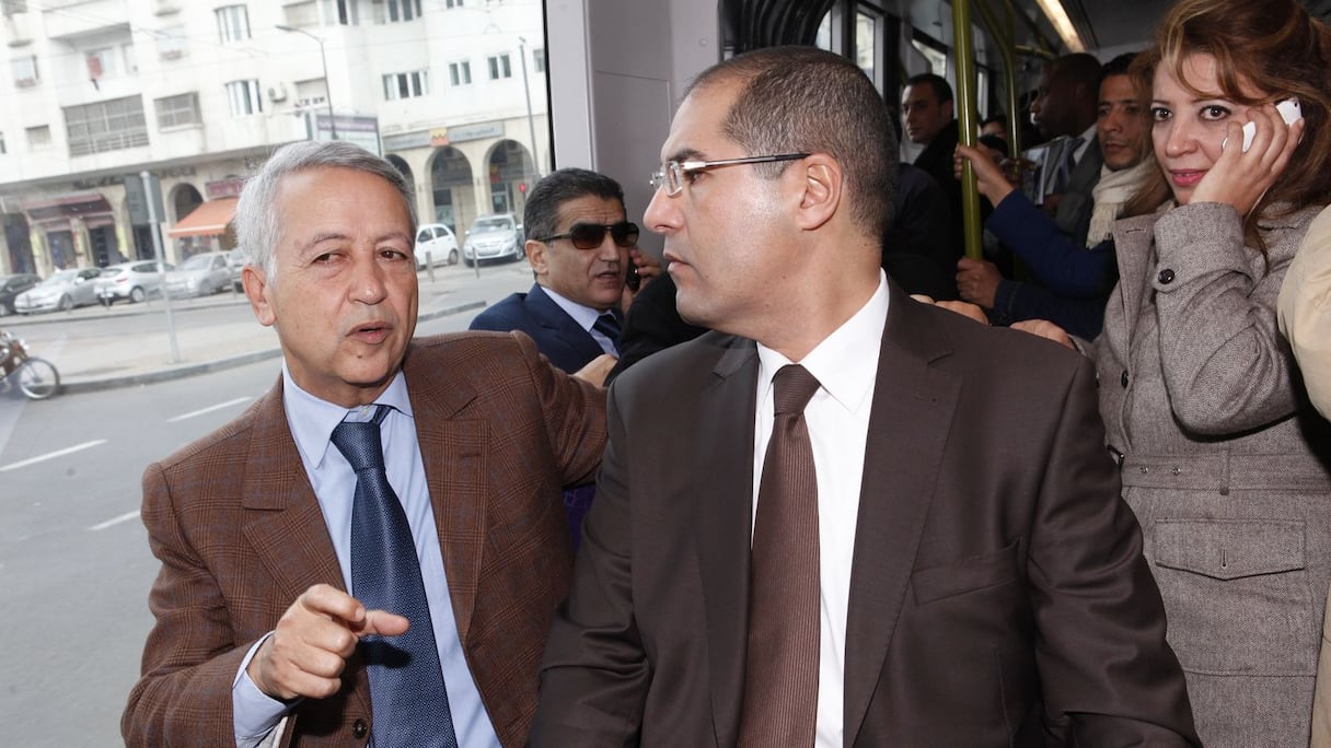 Mohamed Sajid en pleine discussion avec Khalid Safir dans le tram.
