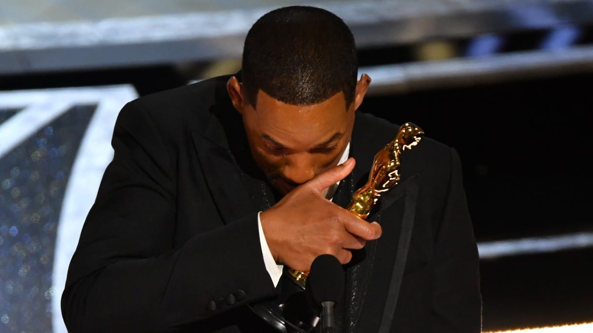 L'acteur américain Will Smith, en larmes, accepte le prix du meilleur acteur dans un rôle principal pour «La Méthode Williams» sur scène lors de la 94e cérémonie des Oscars au Dolby Theatre à Hollywood, en Californie, le 27 mars 2022.
