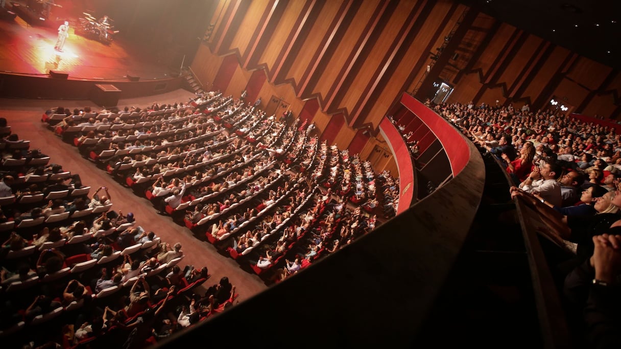 Le théâtre Mohamed V est comble. Luz Casal chante à guichets fermés! 
