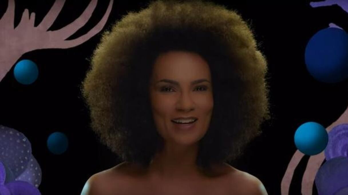 Oum arbore un nouveau look à la Aretha Franklin 
