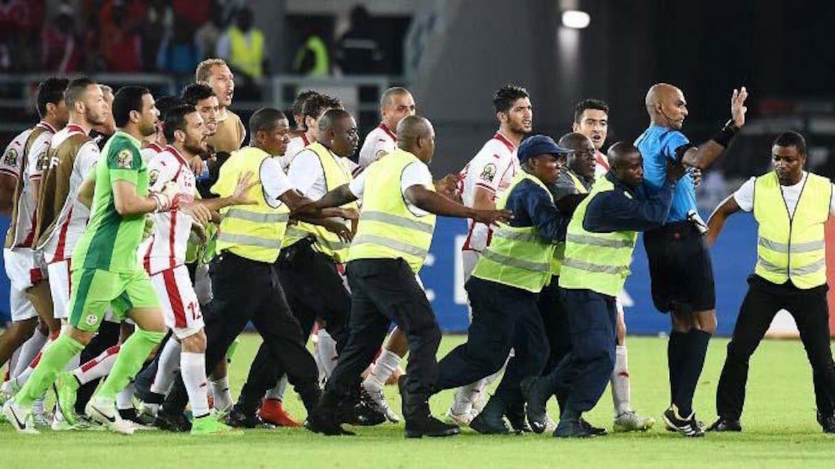 L'arbitre de la rencontre Tunisie-Guinée Equatoriale bousculé après le quart de finale.
