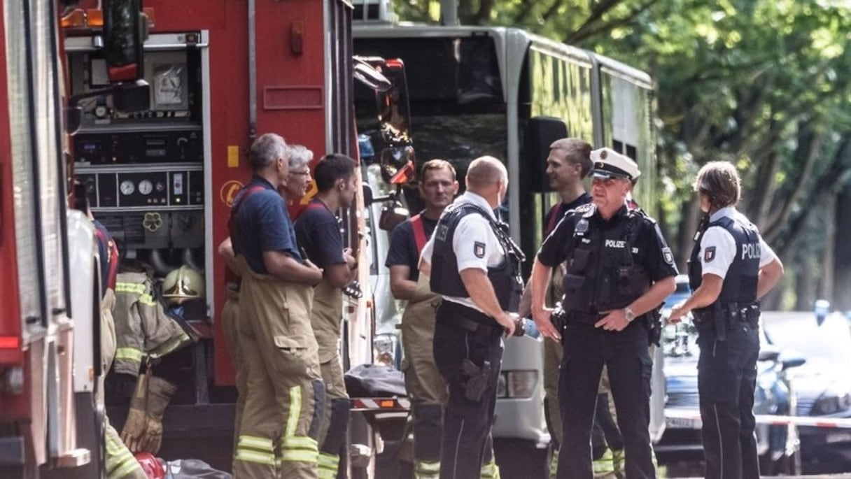 La police et les secours près du bus dans lequel a eu lieu l'attaque. 
