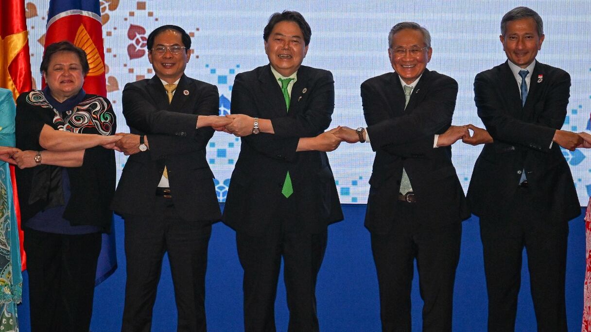 Theresa Lazaro (Philippines), Bui Thanh Son (Vietnam), Yoshimasa Hayashi (Japon), Don Pramudwinai (Thaïlande), Vivian Balakrishnan (Singapour), à un photocall, au cours de la réunion ministérielle ASEAN-Japon, lors de la 55e réunion des ministres des Affaires étrangères de l'ASEAN.
