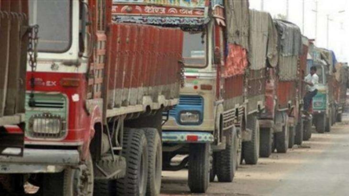 Des camions marocains au passage d'El Guerguerat.
