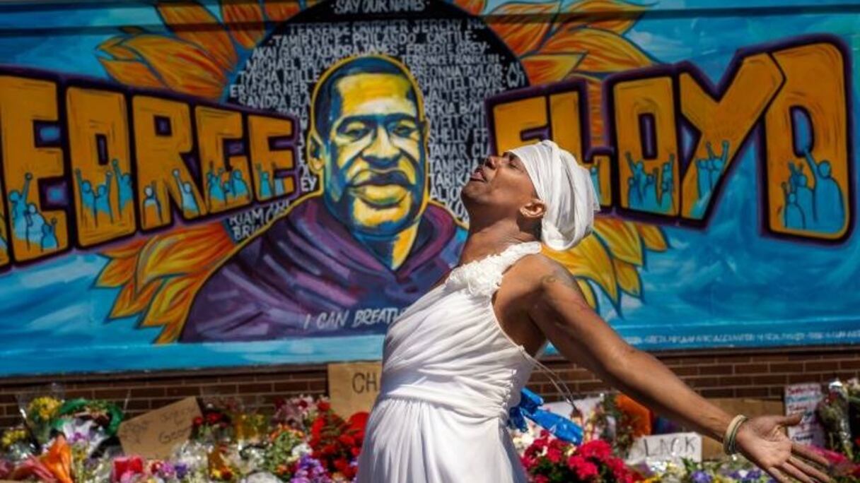 Sur un mur de Minneapolis, d'où sont parties ces émeutes aux Etats-Unis, le portrait de George Floyd peint sur un mur de la ville, le 30 mai 2020. 
