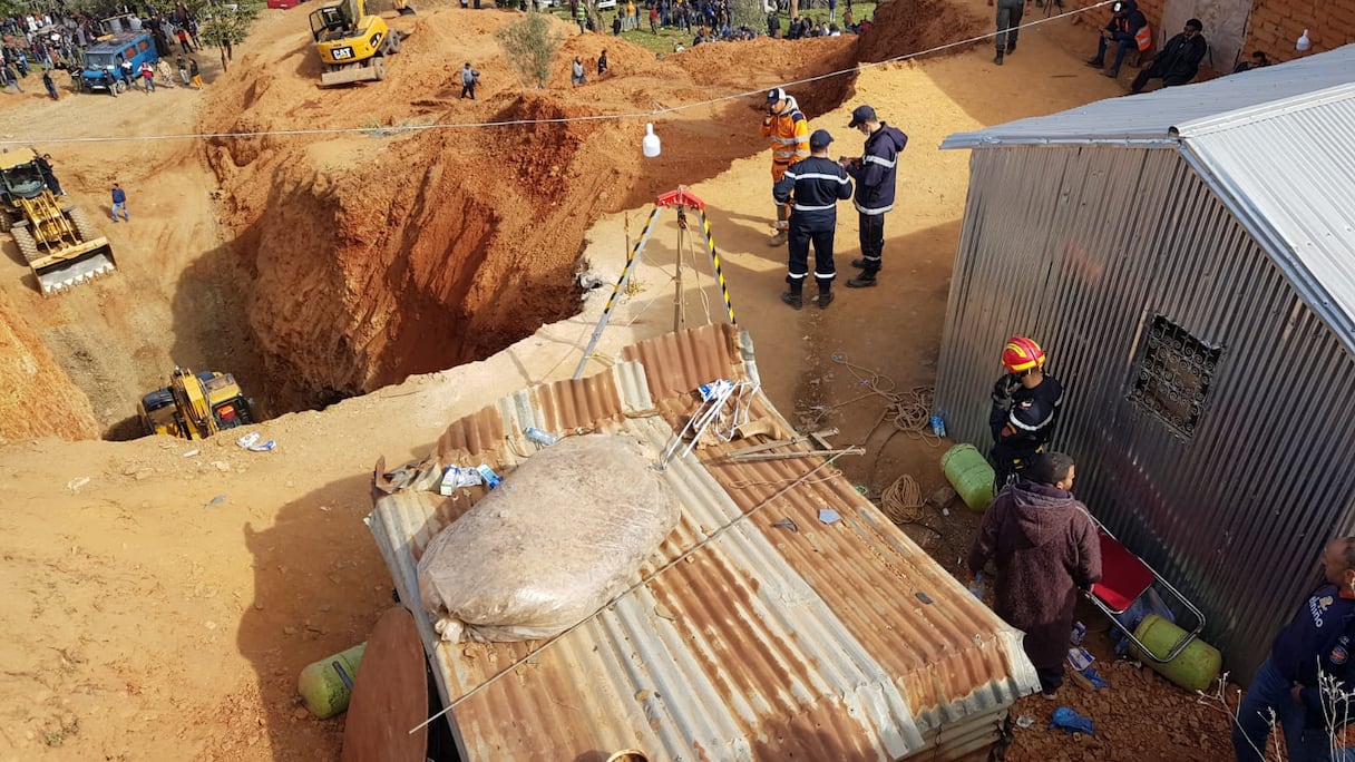 Les agents de la Protection civile et des sauveteurs ont creusé le 3 février 2022 un tunnel pour atteindre Rayan, 5 ans, coincé au fond d'un puits de 32 mètres de profondeur depuis le 1er février 2022, vers 14 heures. 
