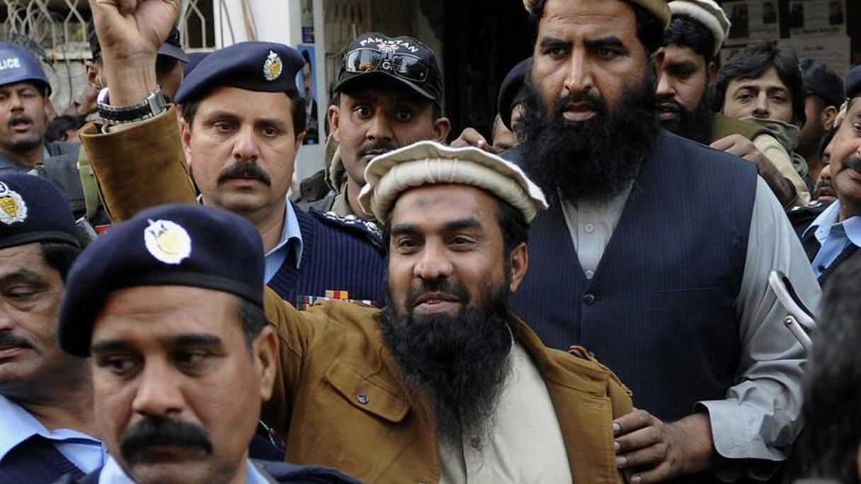 Zakiur Rehman Lakhvi, poing levé, en janvier 2015 à la sortie du tribunal à Islamabad.
