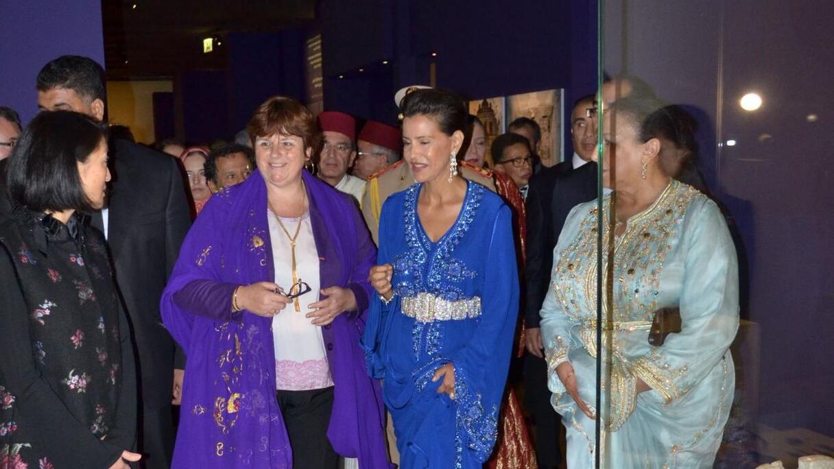 La princesse, d'une grande élégance et d'une belle délicatesse, a visité l'exposition avec le sourire.
