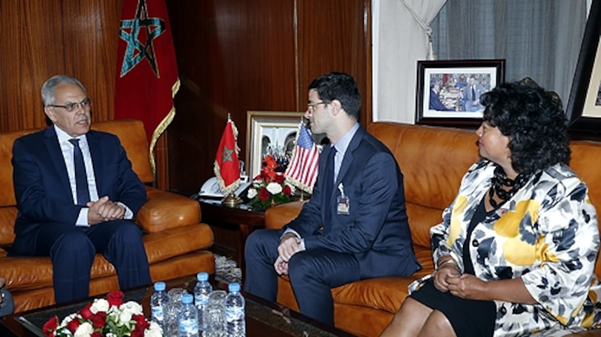 Abdeltif Loudyi, ministre délégué auprès du chef du gouvernement, chargé de l'Administration de la Défense nationale, et Robert Karem, sous-secrétaire américain à la Défense.
