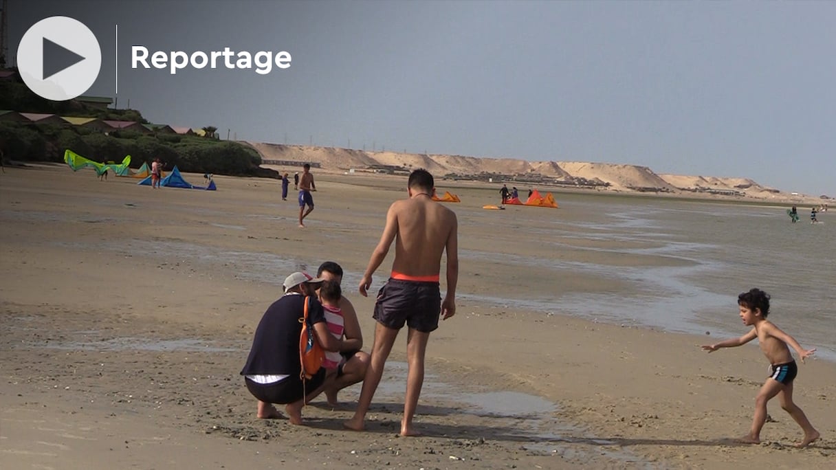 En cette mi-mai 2022, une vague de chaleur a poussé des habitants de Dakhla à venir chercher un peu de fraîcheur devant les vagues de l'océan.  
