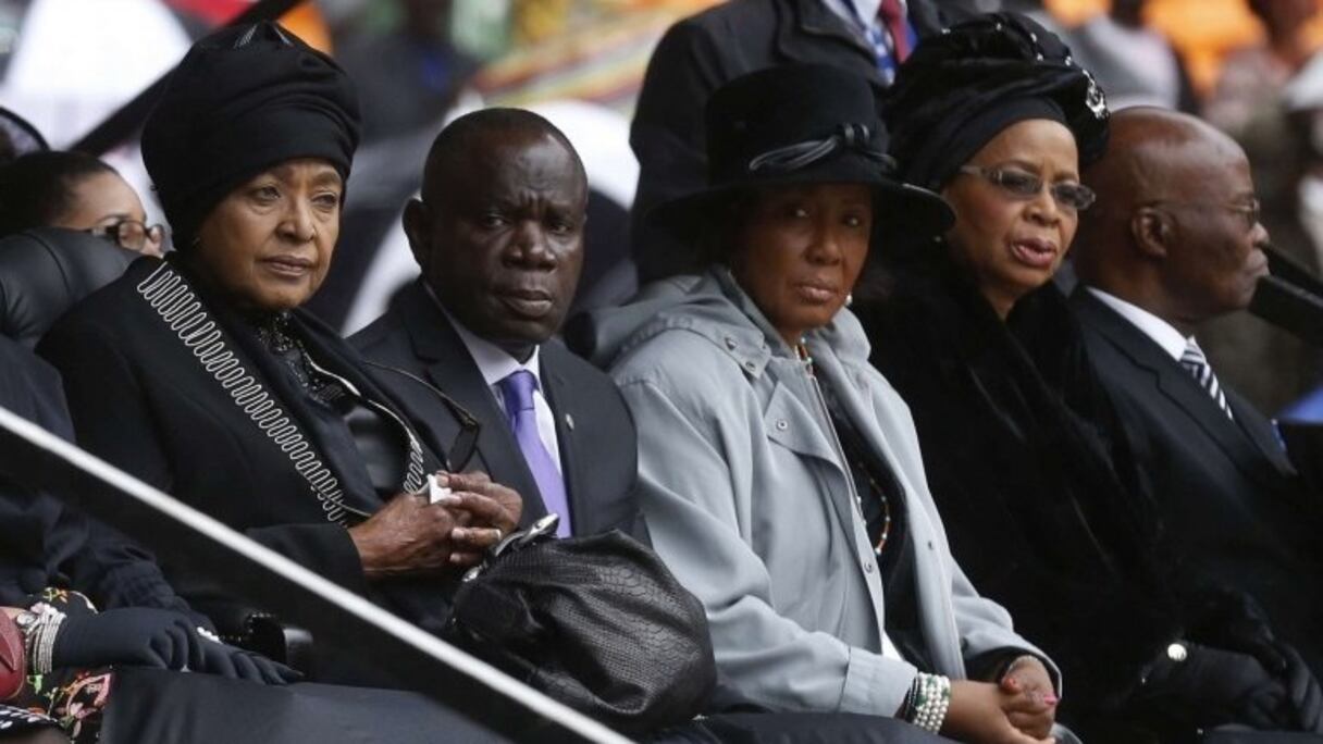 La veuve de Nelson Mandela, Graça Michel (droite), aux côtés de l'ex-épouse de l'ancien président sud-Africain, Winnie Madikizela-Mandela (gauche).
