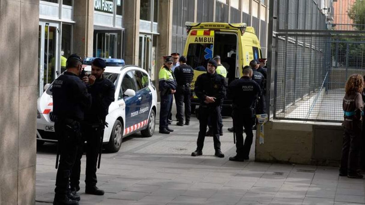 Le quartier a été bouclé et la police recherche activement les auteurs de la fusillade.
