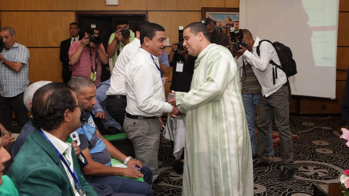 Mohamed Boudrika a fait son entrée en tenue traditionnelle.
