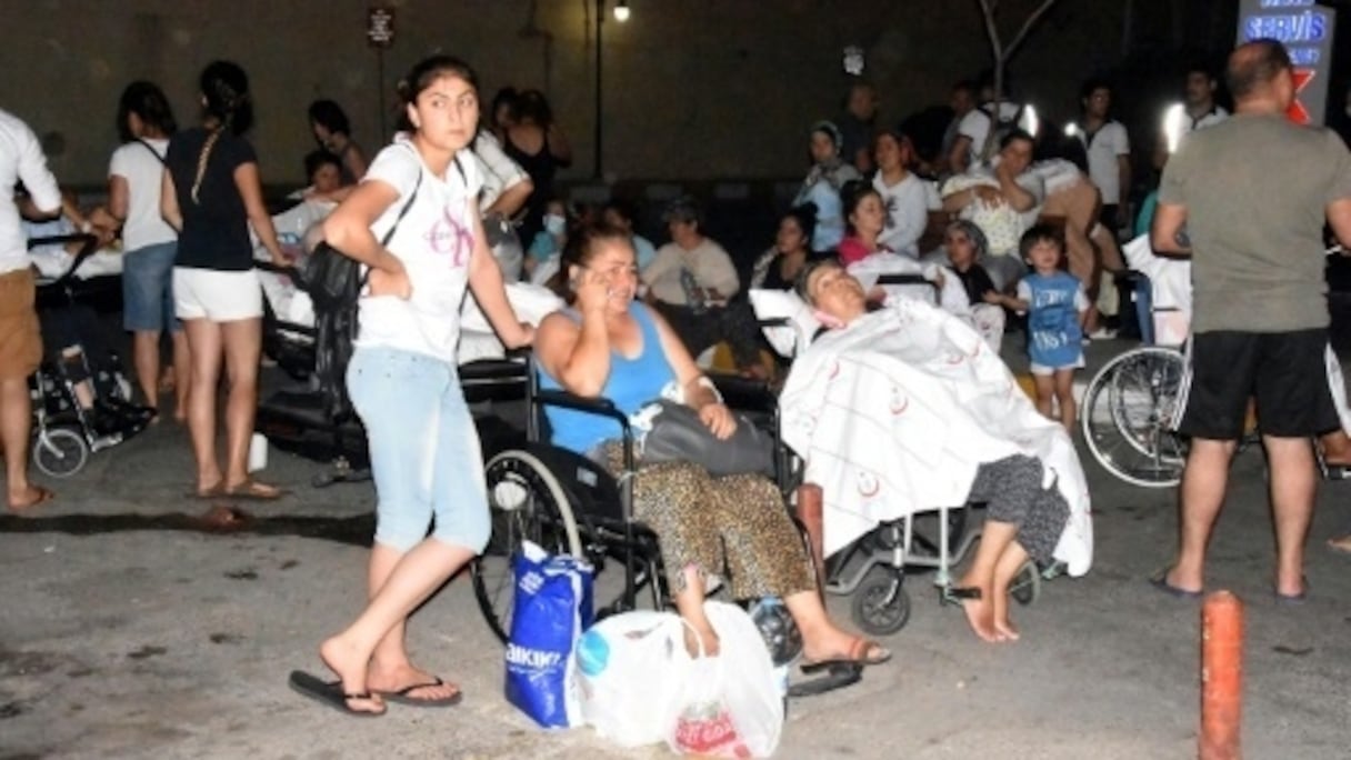 Des personnes reçoivent des soins dans le jardin de l'hôpital de Bodrum au sud-ouest de la Turquie, le 21 juillet 2017.
