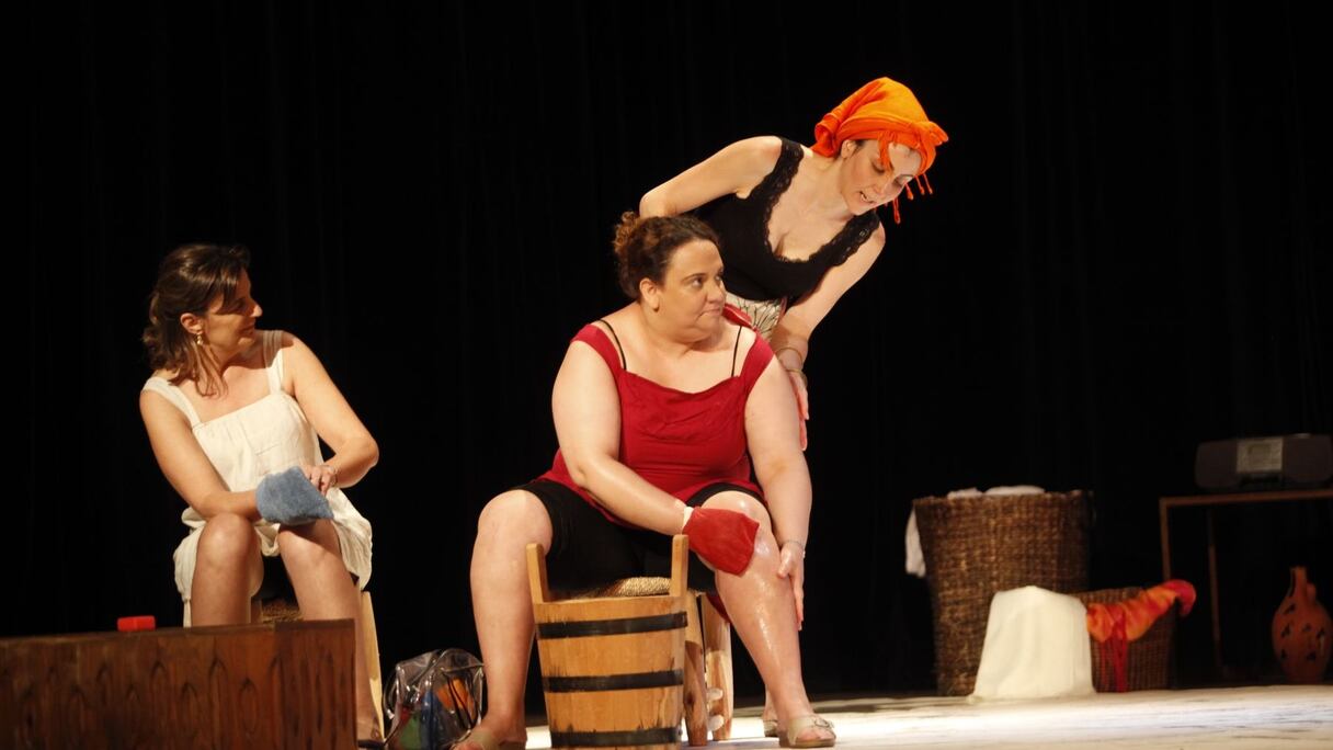 Et leurs mots, affranchis des chaînes des tabous qui réduisent au silence et étouffent les âmes et les corps, se font foudroyante critique sociale où vibre une colère pleine de cynisme témoignant de la difficulté d'être femme.   
