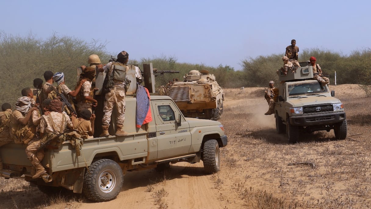 Des combattants yéménites pro-gouvernementaux occupent une position près du camp d'al-Muhsam, lors de combats pour chasser les rebelles houthis pro-iraniens de la région de Harad, dans la province yéménite de Hajjah, le 4 février 2022.
