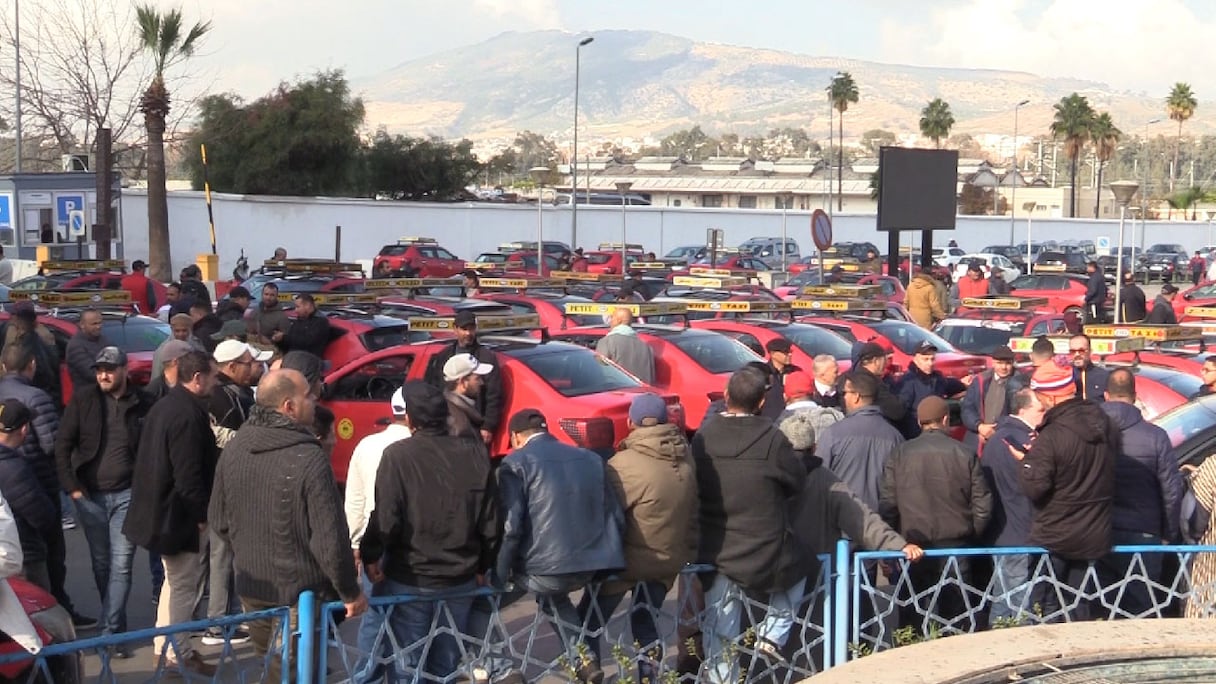 A Fès, les chauffeurs de petits taxis dénoncent une concurrence déloyale des applications de transport en commun.
