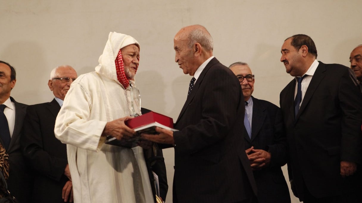 Abderrahmane El Youssoufi rend hommage à la génération de ces résistants qui ont joué un rôle décisif dans l'histoire de leur pays. 
