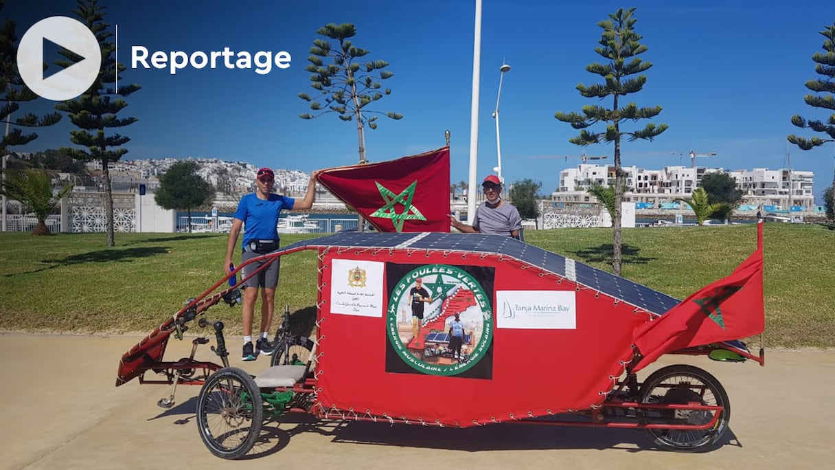 Youssef El Haouass et Abderrazak El Badaoui au départ de leur périple en direction de la ville de Laâyoune, dimanche 10 octobre 2021, pour célébrer la Marche verte.
