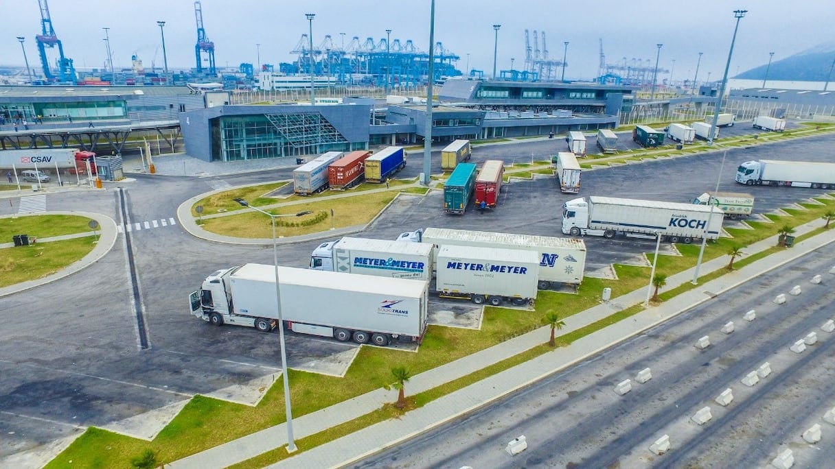 Camions de transport de marchandises, au port de Tanger Med. 
