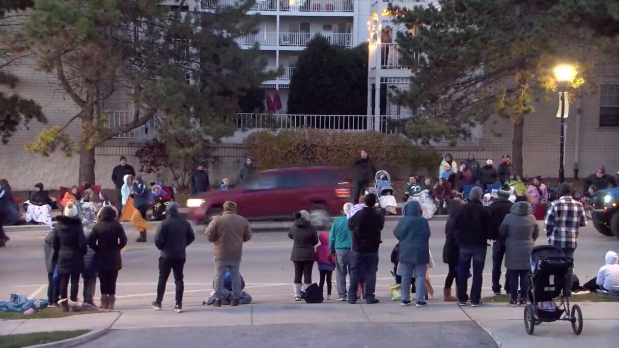 Cette capture d'image vidéo, tirée de la diffusion en direct sur Facebook de la ville de Waukesha, montre un SUV rouge traversant la foule du défilé des Fêtes à Waukesha, dans le Wisconsin, le 21 novembre 2021.