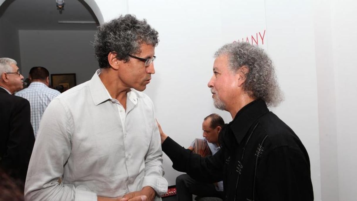Mohamed Rachdi, présent au vernissage, a pris plaisir à discuter avec l'artiste et à partager avec lui leur commune passion de l'art.
