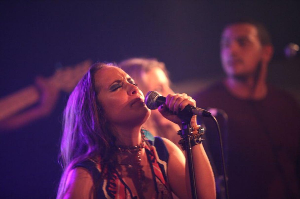 La chanteuse fait montre d'un vrai talent de frontwoman, et le public du B-Rock ne s'y est pas trompé.
