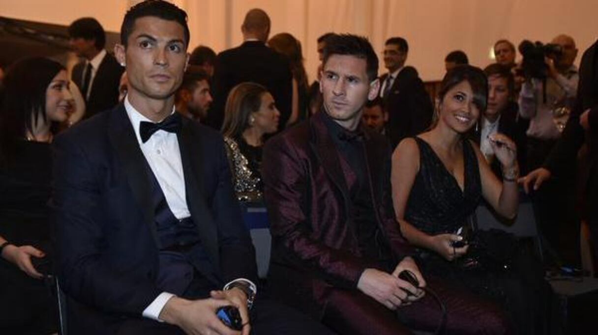 Cristiano Ronaldo et Lionel Messi attendent fébrilement le verdict. La campagne de l'Argentin, elle, est souriante.
